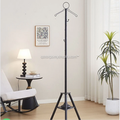 علاقة ملابس مع مبخرة